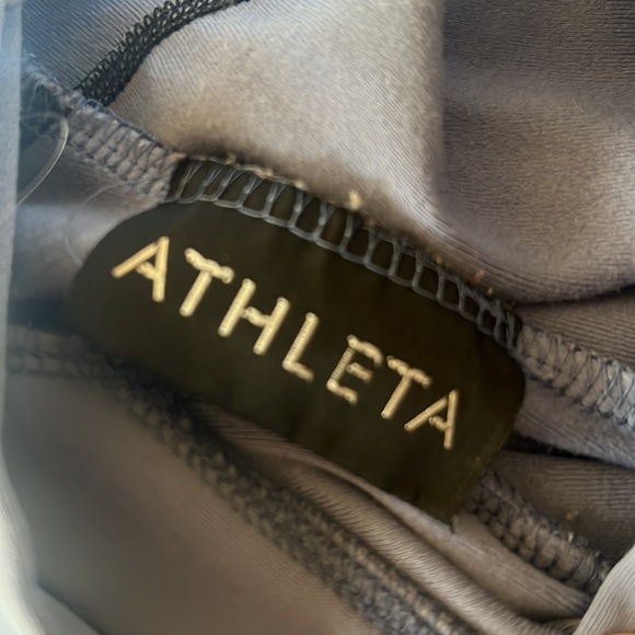 Athleta woman’s sweatshirt / work out top, size L with enclosed hand warmer! - Picture 2 of 6